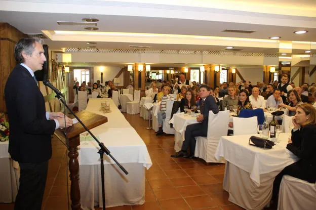 De la Serna se dirige a los 150 asistentes al acto celebrado en su honor en el Infantado, de Ojedo. 