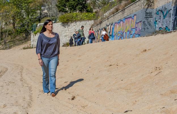 La alcaldesa de Santander, Gema Igual, visitó ayer la zona de la playa de La Magdalena.