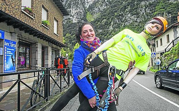 Imagen principal - Arriba, Eva María Caso, después, Rebeca García y debajo, Carmen Gloria Campo. 