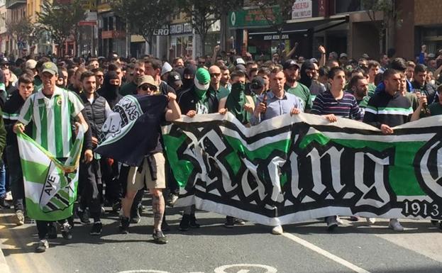 El desfile de Juventudes por las calles de Torrelavega.