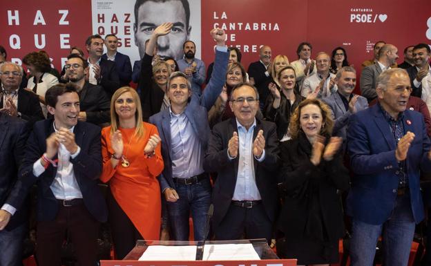 Zuloaga, junto a sus colaboradores directos en la presentación de los candidatos socialistas a las municipales.