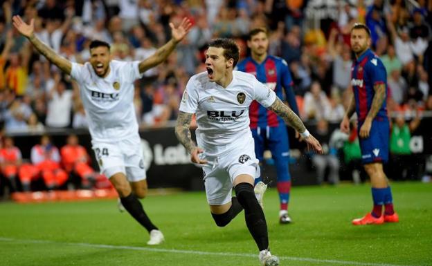 Santi Mina, celebra uno de sus dos goles anotados ante el Levante.