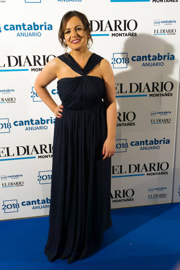 Pilar González Ruiz. Torrelavega. Periodista de El Diario Montañés. Presentadora de la gala con un elegante vestido en marino con escote halter cruzado al cuello.