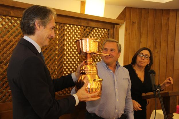 José Campo, presidente de la asociación de empresarios Aeval, y Eva Cotera, concejala de Cultura de Potes, entregaron a Íñigo de la Serna una alquitara en el transcurso del homenaje que recibió en Ojedo.