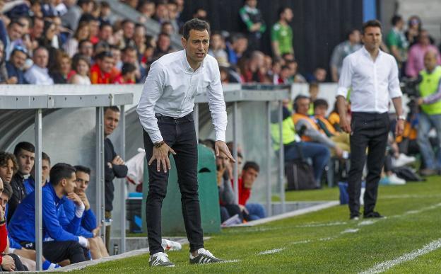 Dani Mori, en primer término, da instrucciones a sus jugadores con Iván Ania en segundo plano ayer en El Malecón durante el derbi entre Gimnástica y Racing. 