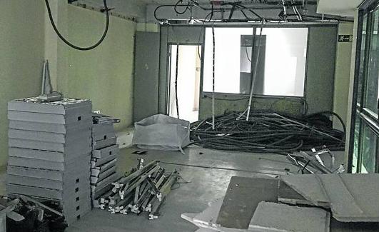 Imagen del interior de una de las plantas, en las que se han retirado los falsos techos.