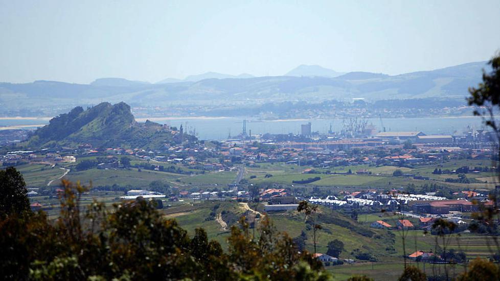 Vista desde el monte La Picota (Piélagos) de Santa Cruz de Bezana, Peñacastillo, y al fondo Santander