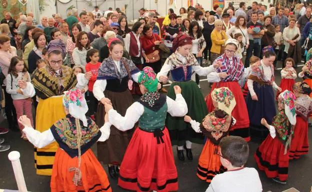 Los jóvenes de Liébana se esfuerzan por mantener vivas las tradiciones y el folclore de la comarca.
