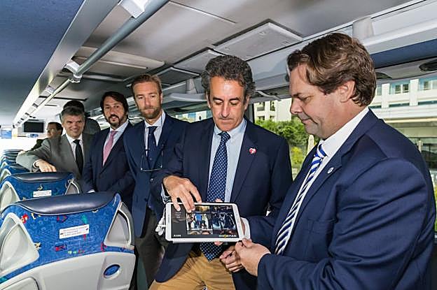 Presentación de los nuevos servicios incorporados a los autobuses. :: DM