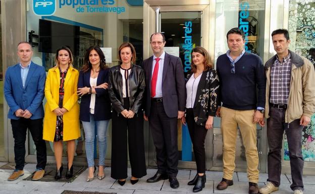 La candidatura del PP de Torrelavega solo mantiene un edil y ficha a la ex PRC Olga Quintanilla