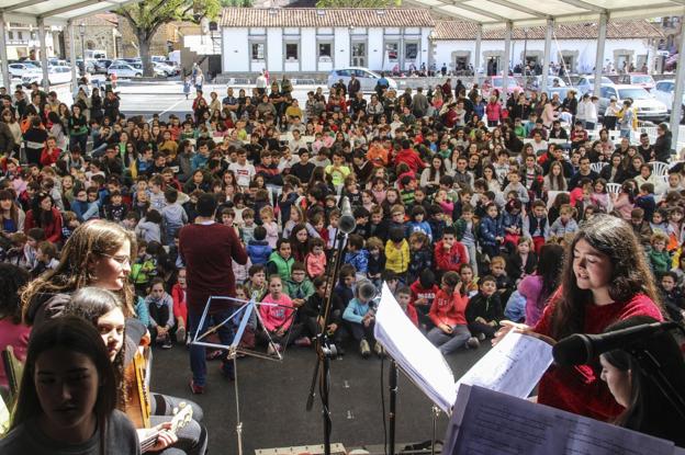 Numeroso público, sobre todo niños, presenciaron las actuaciones de los estudiantes de música del municipio. 