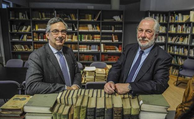 Juan Luis Sánchez, de Astander, a la izquierda, y Manuel Pascual, de Brittany Ferries, posan antes de iniciar la ponencia de este lunes. 