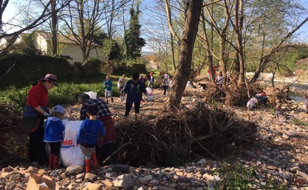 Un centenar de personas limpian el río Besaya a su paso por Molledo