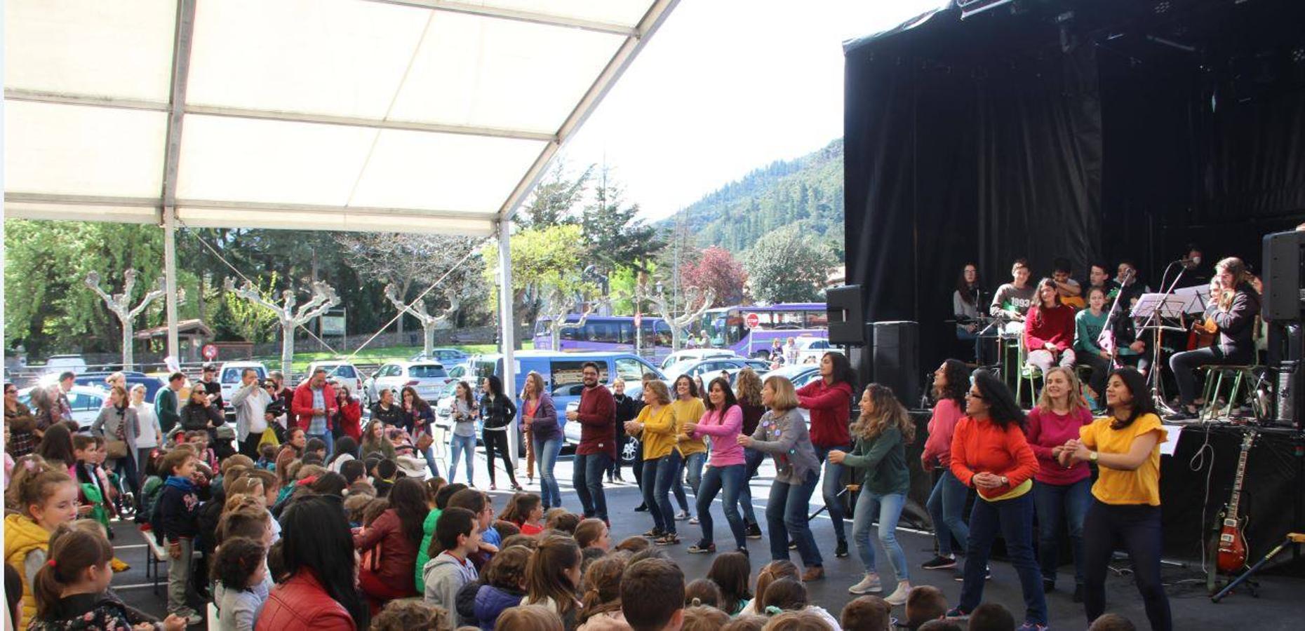 Doce horas de música en vivo y en directo se vivieron ayer en el interior de una carpa en el recinto ferial de La Serna, en Potes.