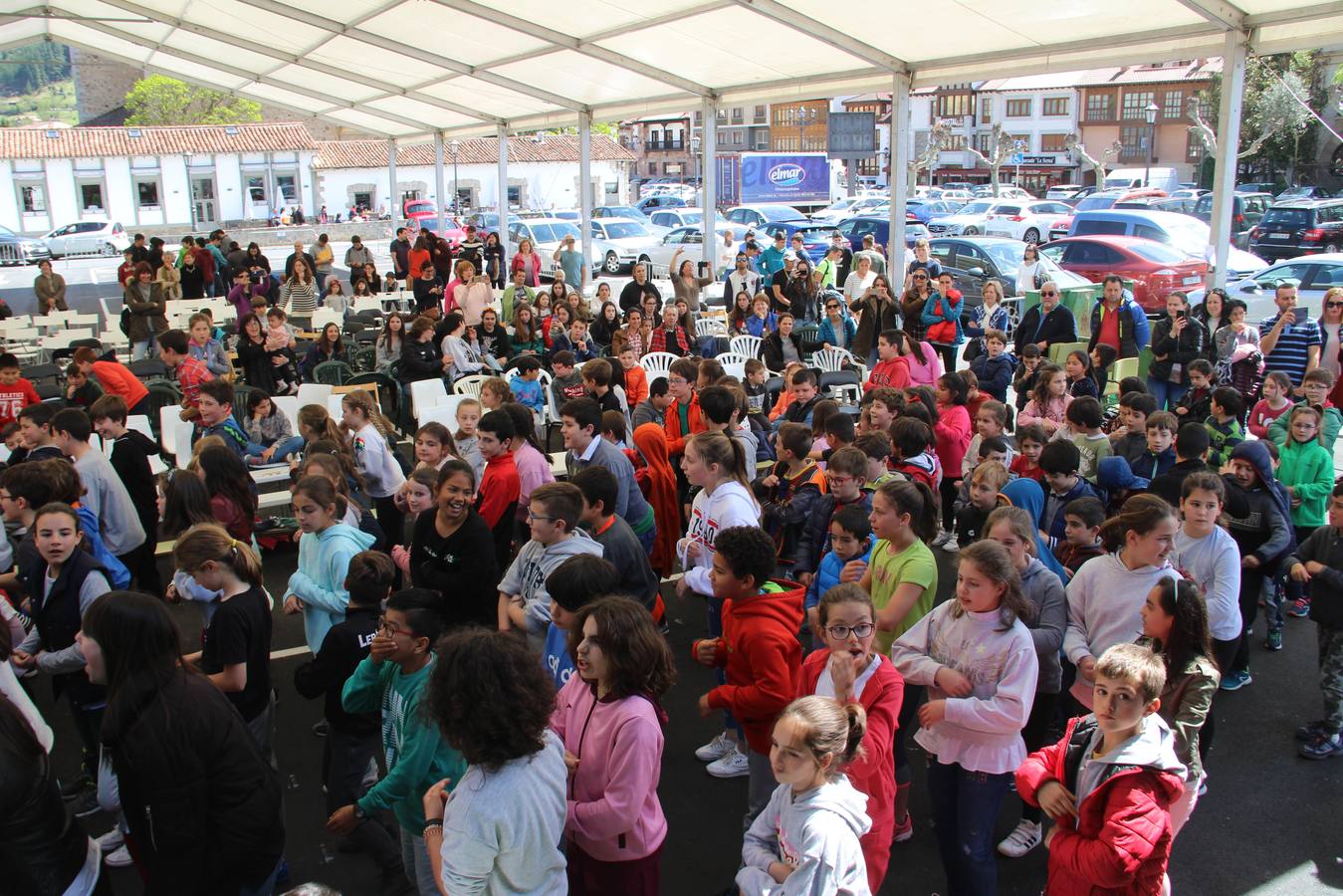 Doce horas de música en vivo y en directo se vivieron ayer en el interior de una carpa en el recinto ferial de La Serna, en Potes.