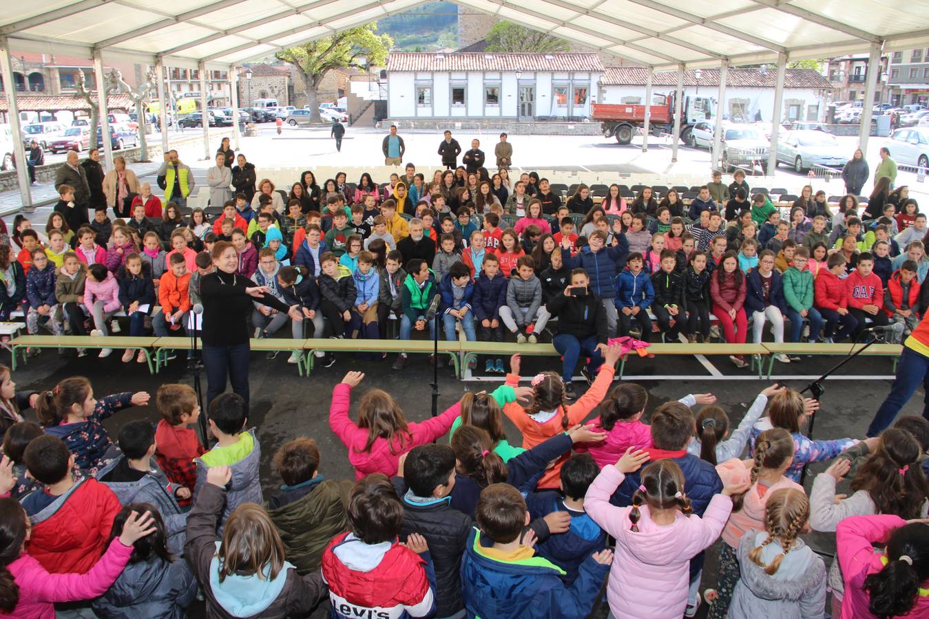 Doce horas de música en vivo y en directo se vivieron ayer en el interior de una carpa en el recinto ferial de La Serna, en Potes.