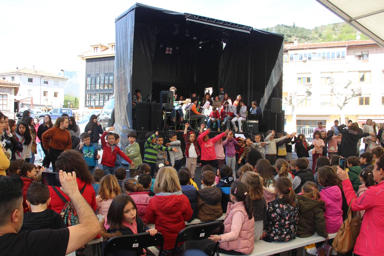 Doce horas de música en vivo y en directo se vivieron ayer en el interior de una carpa en el recinto ferial de La Serna, en Potes.