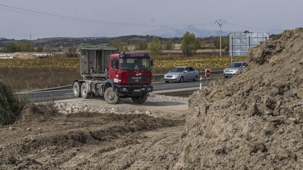 Un camión trabaja en el tramo Pedrosa-Báscones, el único donde la obra está activa actualmente.