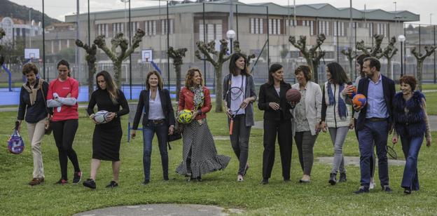 DEPORTE EN FEMENINO. De izquierda a derecha, Beatriz Pellón, Berta Betanzos, Carmen Pérez, Julia Casanueva, Ana Muñoz, Ruth Beitia, Gema Igual, Sylvia de Miguel, Isabel Vega, Belén Saiz, Juan Domínguez (concejal de deportes) y Marisa Pérez de la Torre, antes de comenzar el almuerzo en la cafetería del complejo municipal Ruth Beitia. :: María Gil