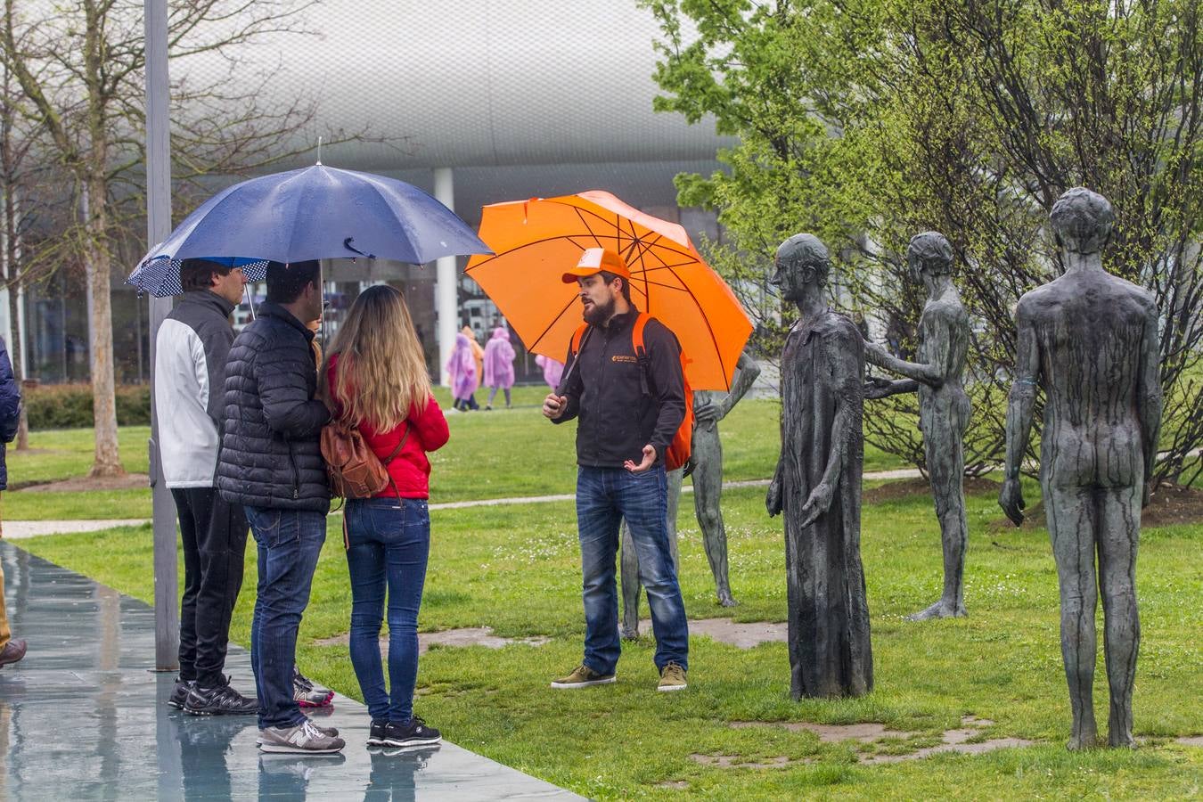 Imágenes de turistas paseando por Santander este lluvioso Jueves Santo