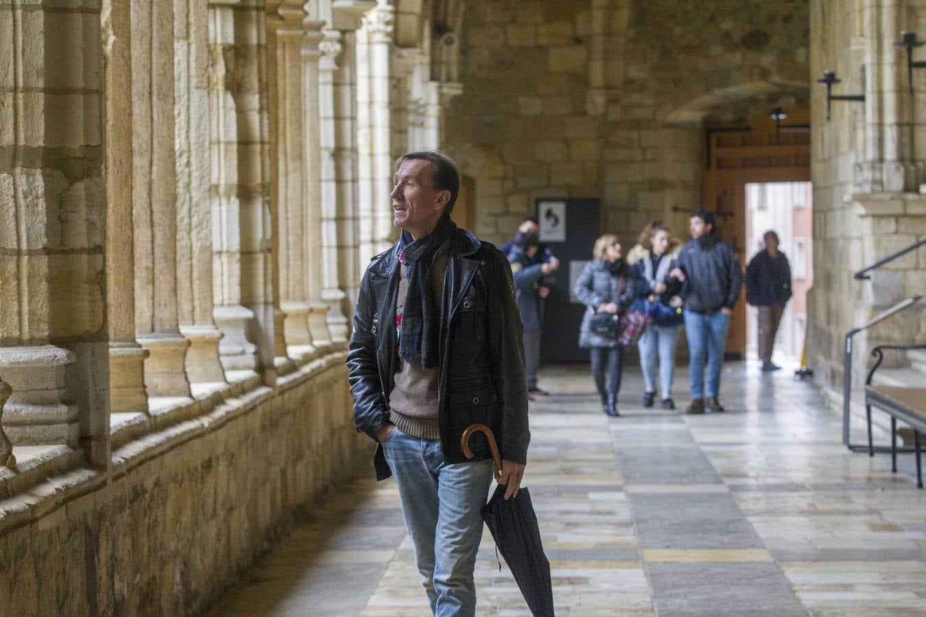 Imágenes de turistas paseando por Santander este lluvioso Jueves Santo