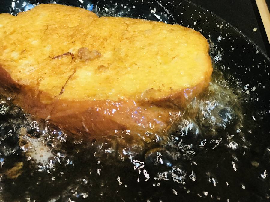 TORRIJAS. 6-Poner una sartén profunda con aceite y freír la torrija.