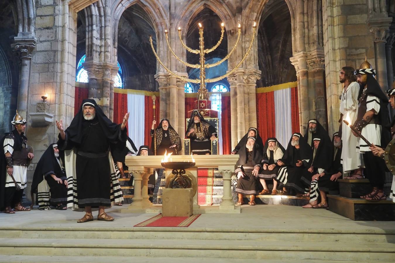 El Sanedrín (tribunal judío) que juzga los actos de Jesucristo. Primero ante Poncio Pilatos, después ante Caifás y por último de nuevo ante Pilatos. 