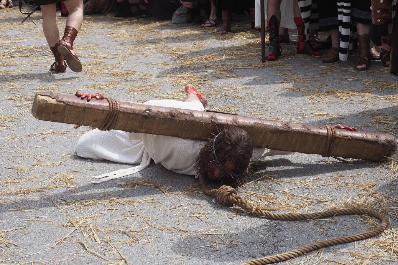 Jesús, con la corona de espinas y el palo horizontal de la cruz, el 'patibulum', a cuestas, camina hacia el Gólgota.