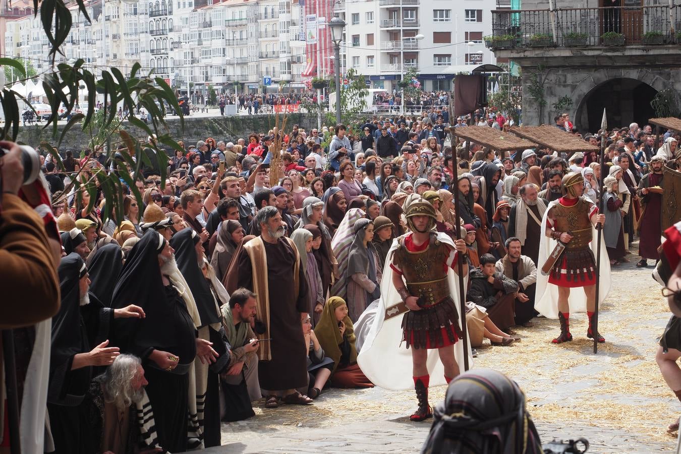 Los soldados y sacerdotes, durante el camino de Jesús.