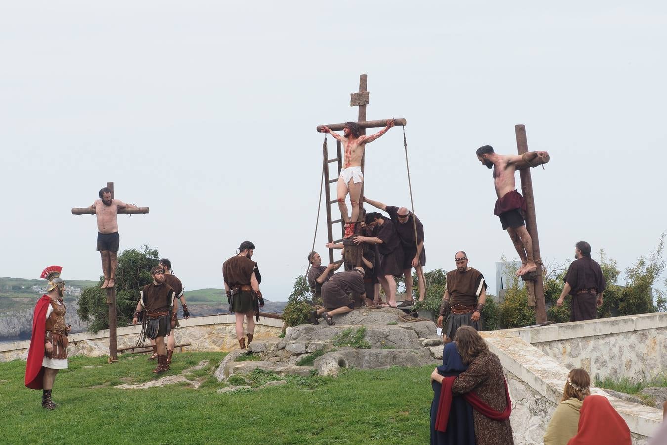 Los tres en la cruz.