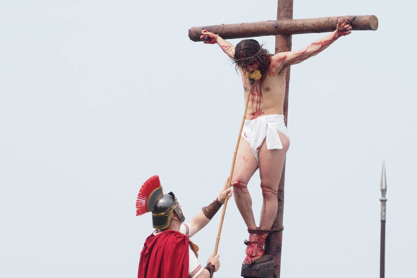 Un soldado da de beber vinagre a Jesús.