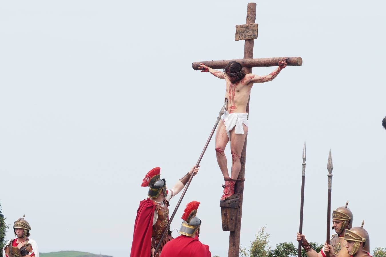 Un soldado clava una lanza en el costado derecho de Jesucristo.