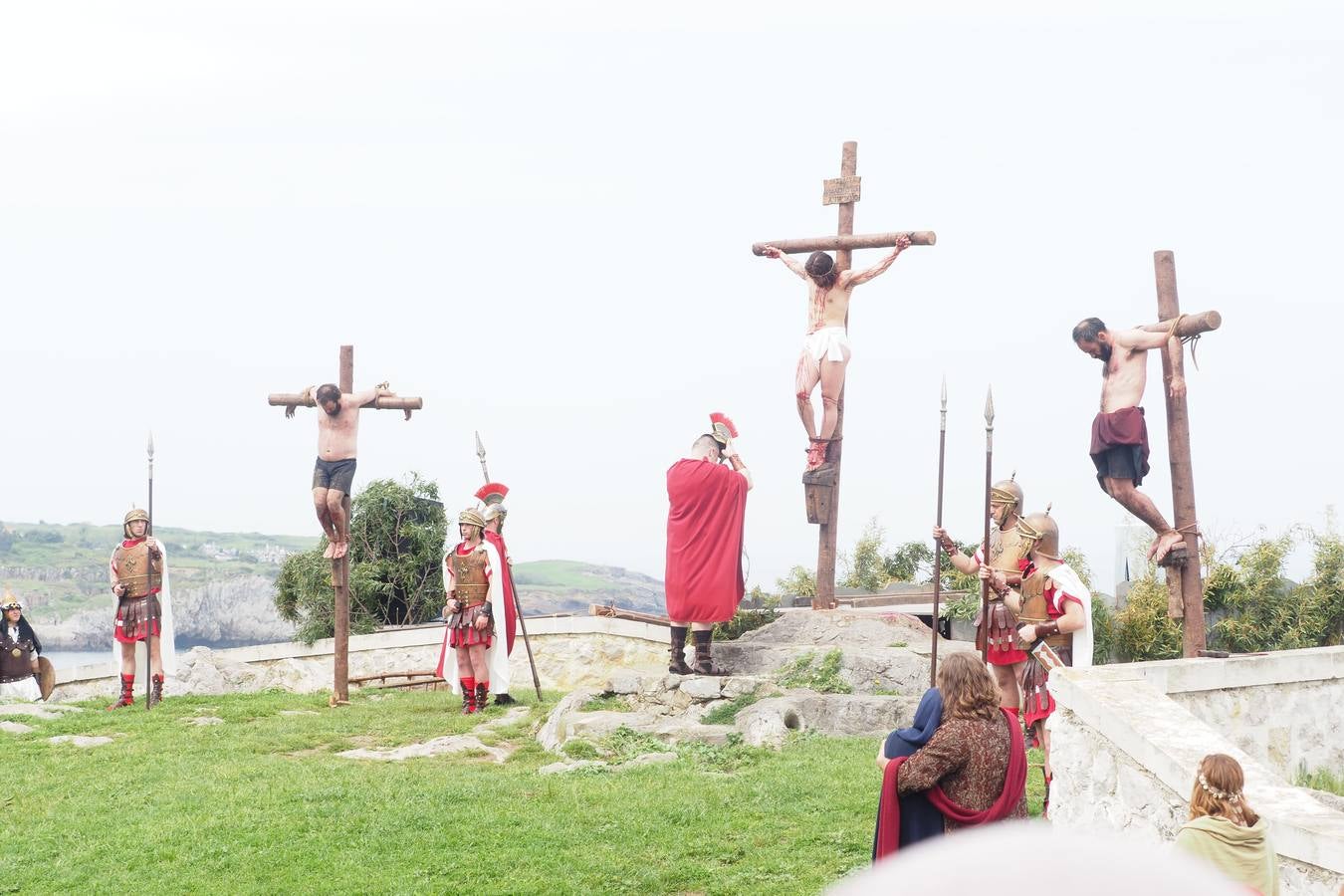 Jesús muere en la cruz.