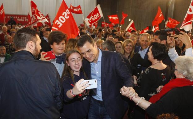 Pedro Sánchez se hace un selfie con una militante, hoy, en Santander.