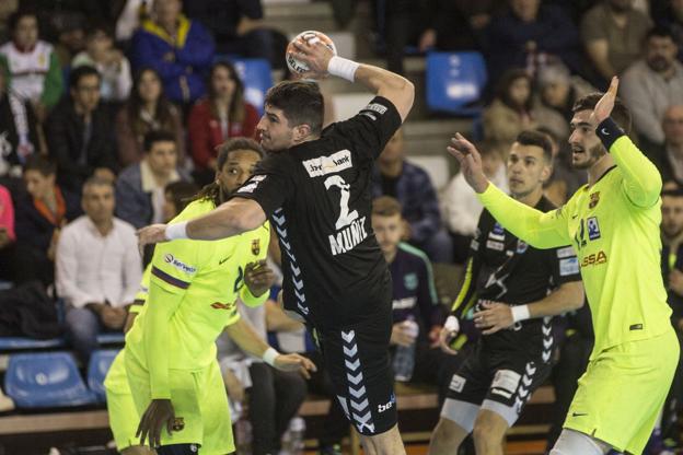 Muñiz lanza a puerta en el partido contra el Barça. :