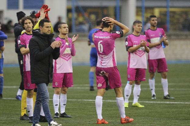 Dani Mori saluda junto a sus jugadores a la afición desplazada a Tabira. OF