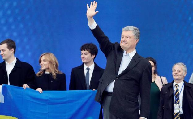 Poroshenko, que busca la reelección en los comicios de este domingo, saluda durante el debate que se ha celebrado en el estadio Olímpico de Kiev. 