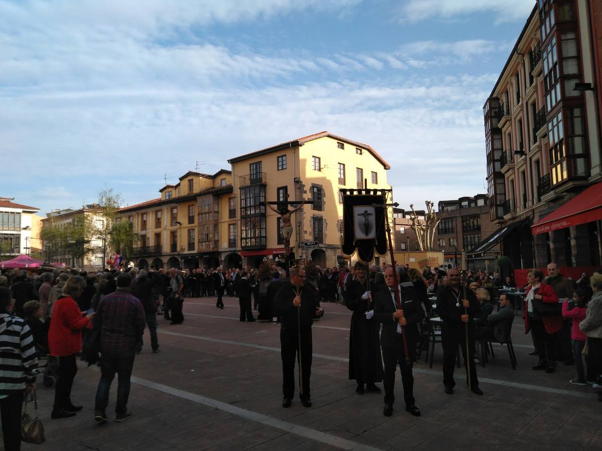 Fotos: Miles de personas asisten a la procesión de Viernes Santo en Torrelavega, recuperada tras 52 años sin sacramentos