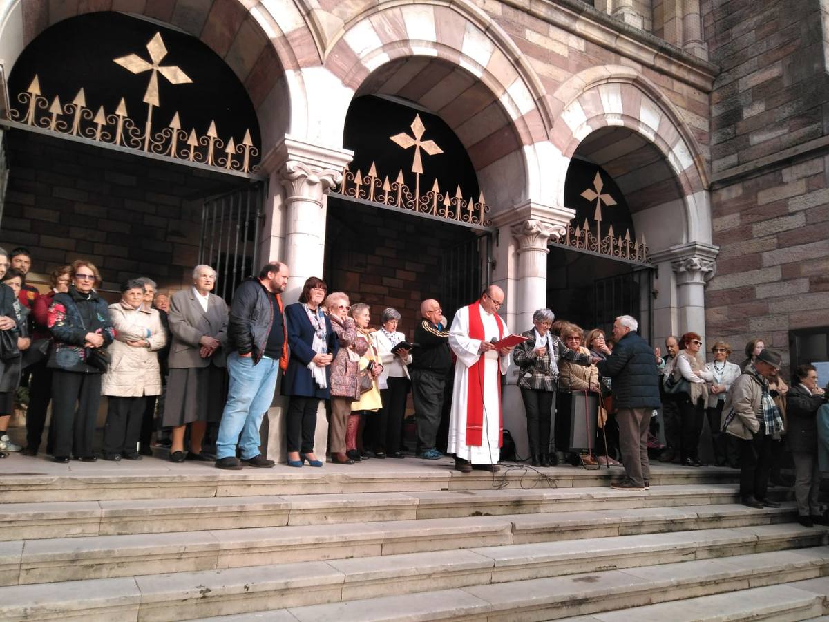 Fotos: Miles de personas asisten a la procesión de Viernes Santo en Torrelavega, recuperada tras 52 años sin sacramentos