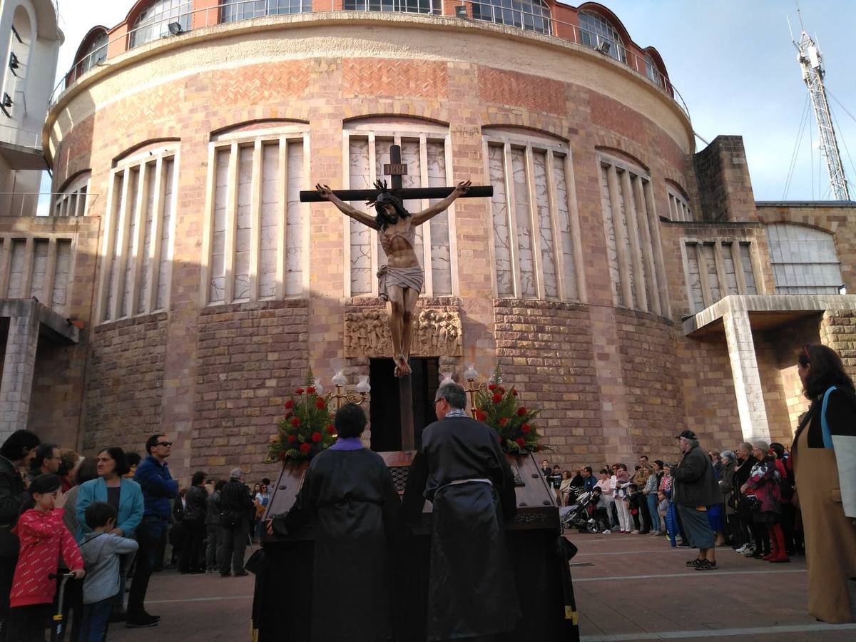 El Cristo de la Agonía sale de la Parroquia de San José Obrero.