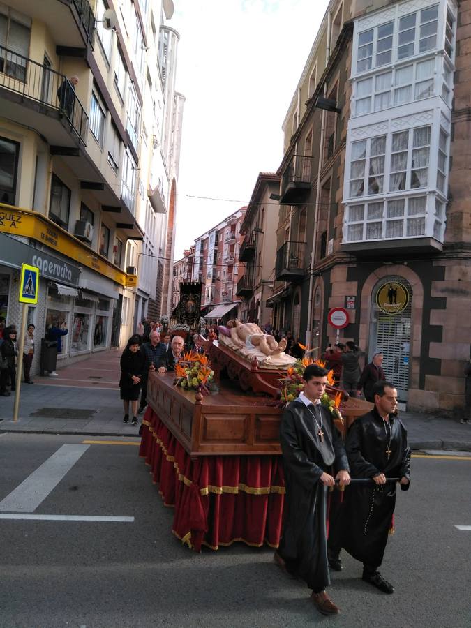 Fotos: Miles de personas asisten a la procesión de Viernes Santo en Torrelavega, recuperada tras 52 años sin sacramentos