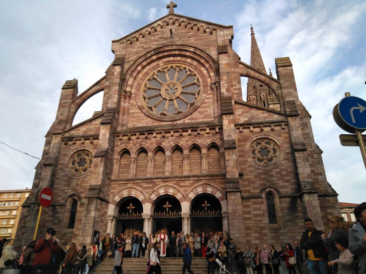 Fotos: Miles de personas asisten a la procesión de Viernes Santo en Torrelavega, recuperada tras 52 años sin sacramentos