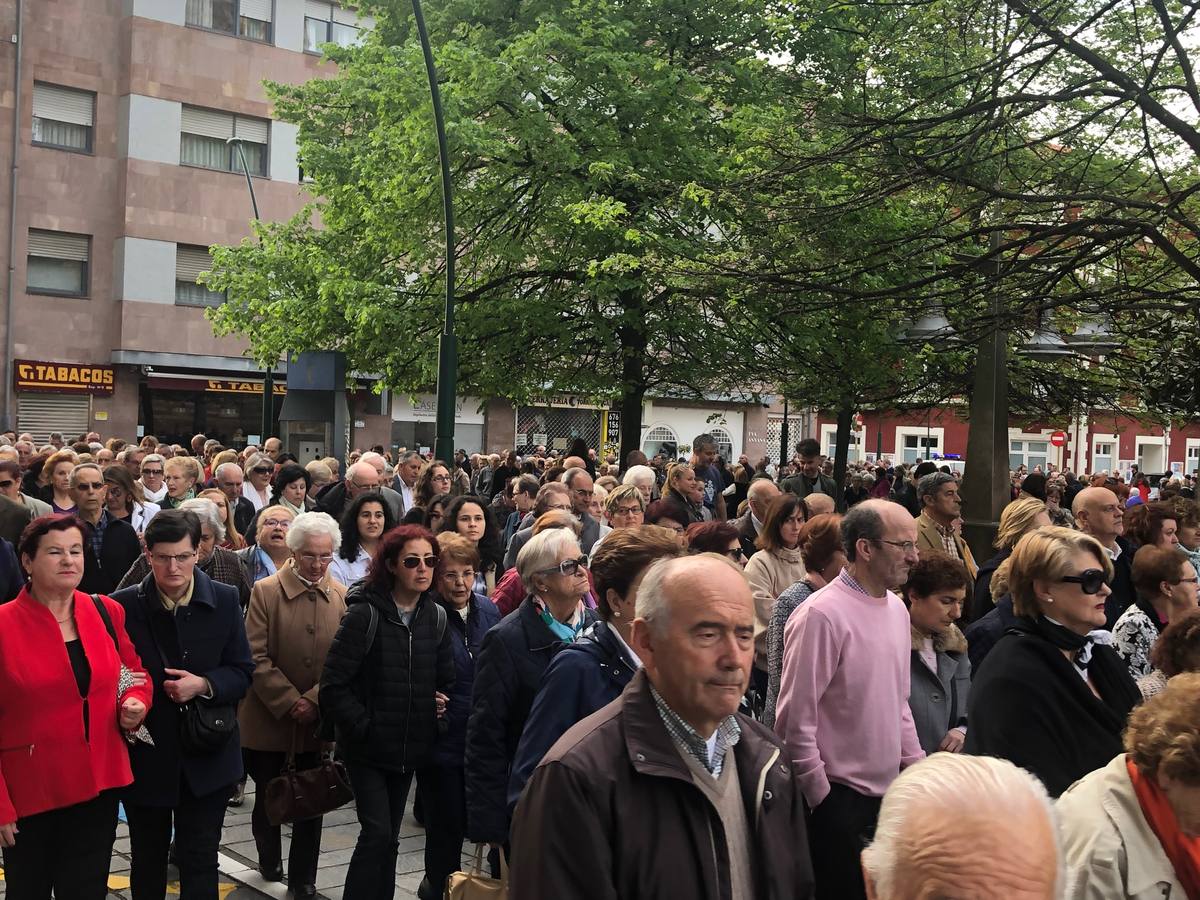 Fotos: Miles de personas asisten a la procesión de Viernes Santo en Torrelavega, recuperada tras 52 años sin sacramentos