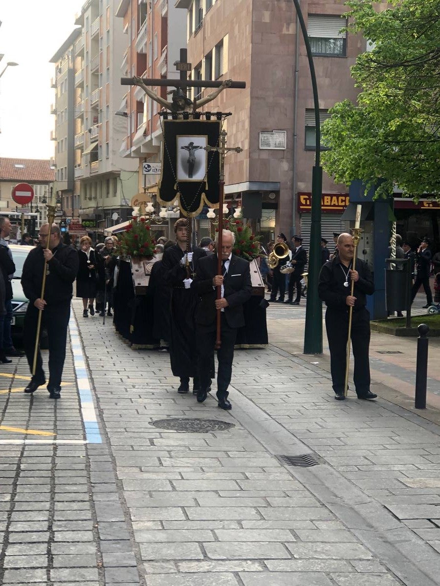 Fotos: Miles de personas asisten a la procesión de Viernes Santo en Torrelavega, recuperada tras 52 años sin sacramentos