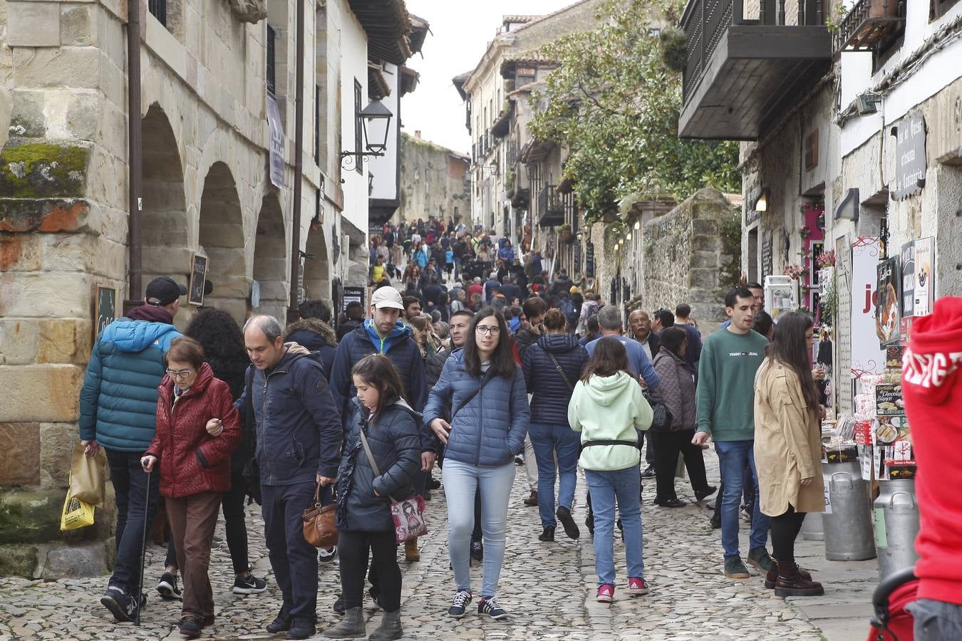 Miles de turistas abarrotan la villa de Santillana del Mar este Viernes Santo