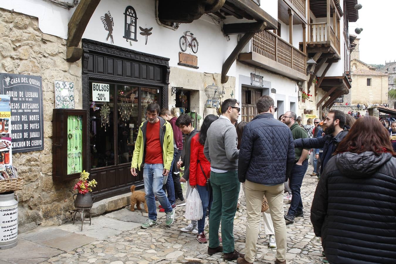 Miles de turistas abarrotan la villa de Santillana del Mar este Viernes Santo