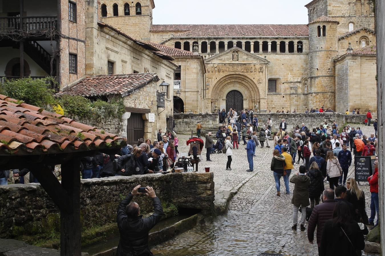 Miles de turistas abarrotan la villa de Santillana del Mar este Viernes Santo