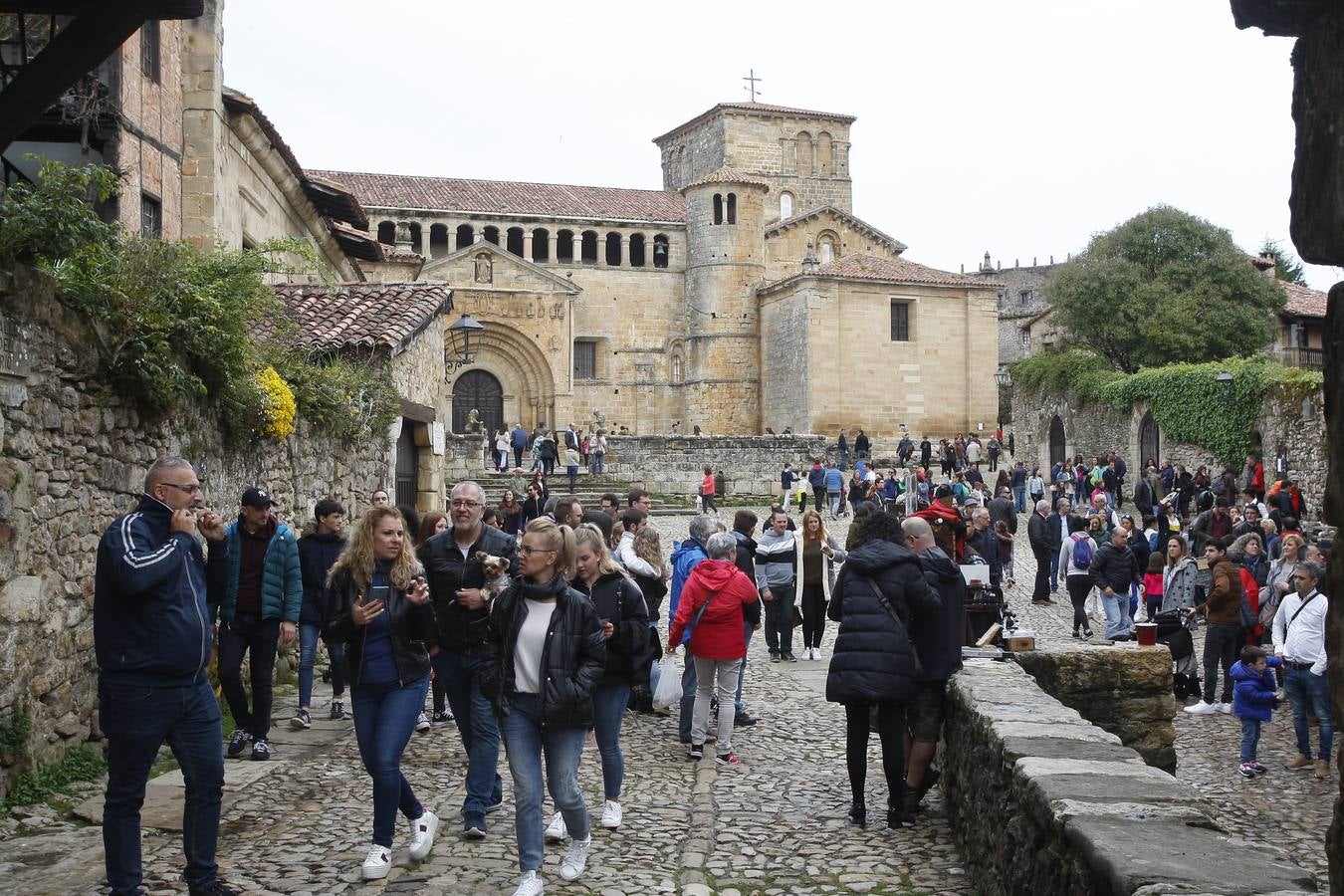 Miles de turistas abarrotan la villa de Santillana del Mar este Viernes Santo