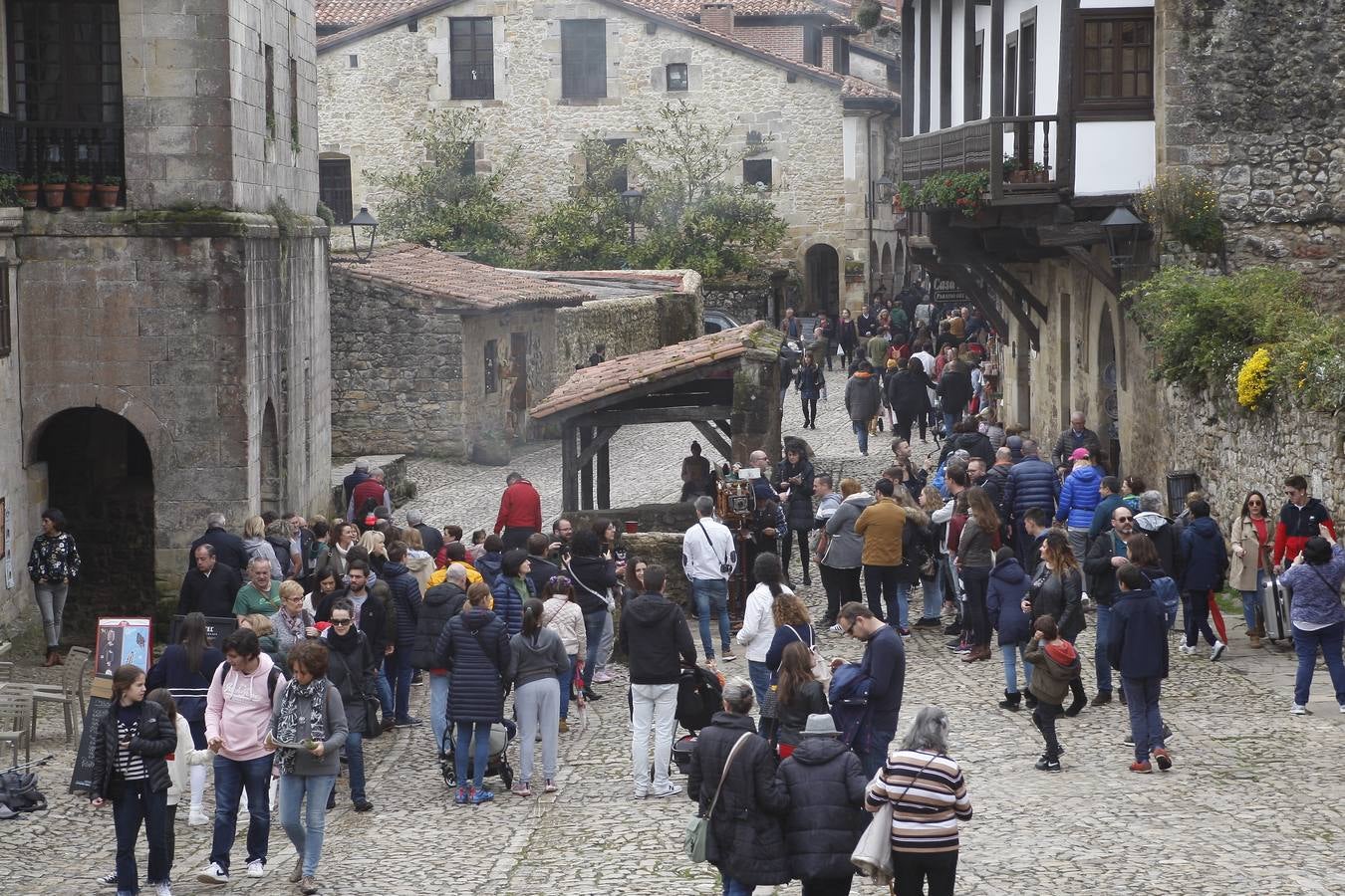 Miles de turistas abarrotan la villa de Santillana del Mar este Viernes Santo