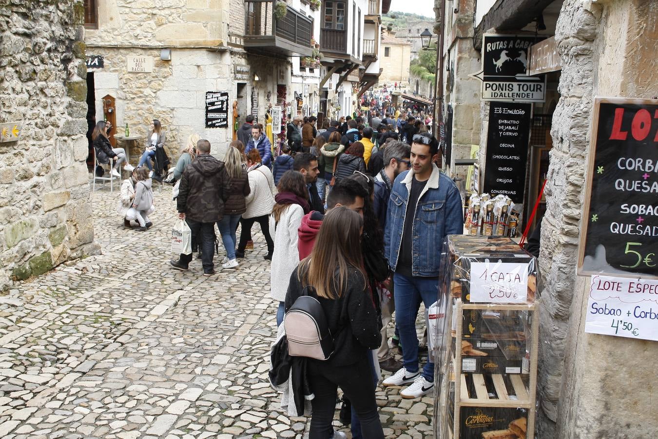 Miles de turistas abarrotan la villa de Santillana del Mar este Viernes Santo